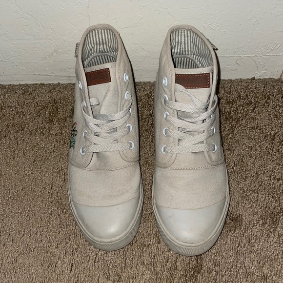 Light grey high top Bangs shoes. Succulent embroidery on the side. - Picture 3 of 4